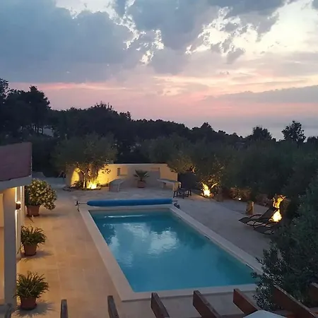 Secluded Oasis With Pool, Outdoor Kitchen, & Landscaped Terraces *