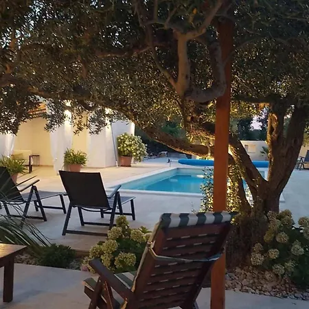 Villa Secluded Oasis With Pool, Outdoor Kitchen, & Landscaped Terraces