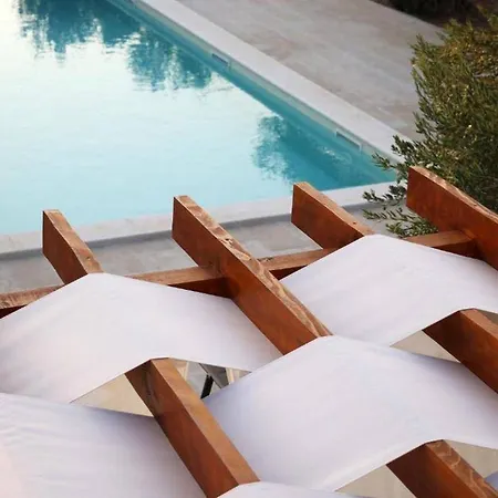 Secluded Oasis With Pool, Outdoor Kitchen, & Landscaped Terraces *