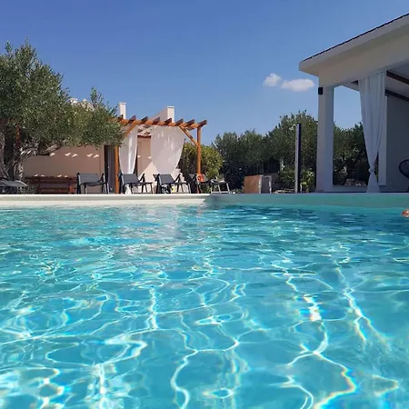 Villa Secluded Oasis With Pool, Outdoor Kitchen, & Landscaped Terraces *