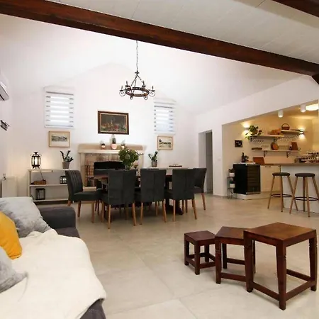 Villa Secluded Oasis With Pool, Outdoor Kitchen, & Landscaped Terraces