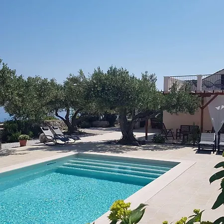 Villa Secluded Oasis With Pool, Outdoor Kitchen, & Landscaped Terraces *