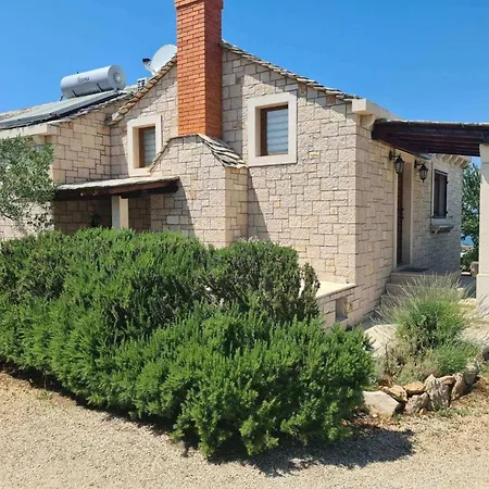 Villa Secluded Oasis With Pool, Outdoor Kitchen, & Landscaped Terraces *