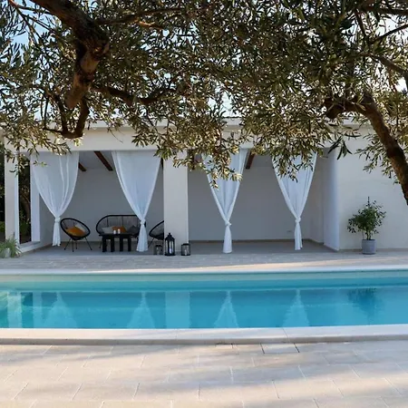 Secluded Oasis With Pool, Outdoor Kitchen, & Landscaped Terraces *