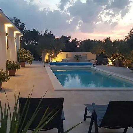 Vila Secluded Oasis With Pool, Outdoor Kitchen, & Landscaped Terraces Supetar
