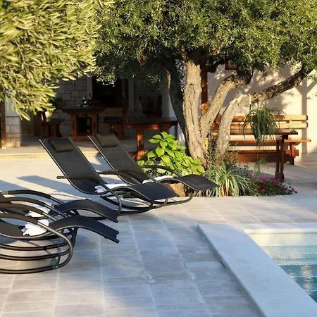 Vila Secluded Oasis With Pool, Outdoor Kitchen, & Landscaped Terraces