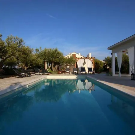 Vila Secluded Oasis With Pool, Outdoor Kitchen, & Landscaped Terraces Supetar
